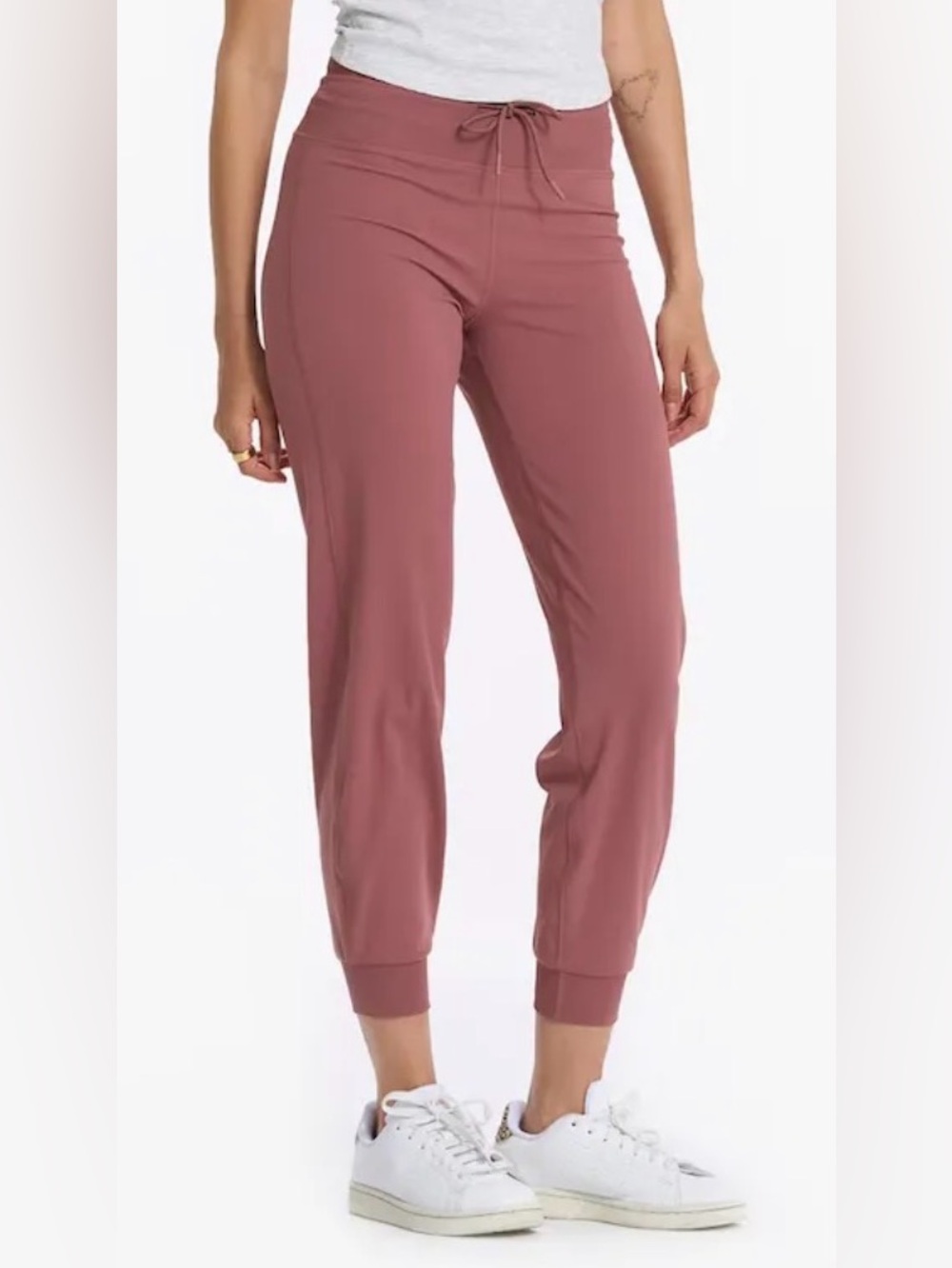 Vuori Women's Daily Jogger Pants in Rosewood Size L